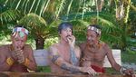 Potret Vokalis Red Hot Chili Peppers Nyantai Bareng Warlok Mentawai