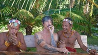 Vokalis Red Hot Chili Peppers, Anthony Kiedies, kedapatan tengah berlibur di Kepulauan Mentawai pada pekan lalu. Dalam sebuah foto yang diunggah di akun resmi @chilipeppers, ia terlihat santai berbaur dengan warga lokal Mentawai. (@chilipeppers/Instagram)