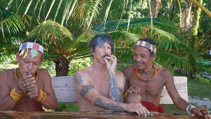 Vokalis Red Hot Chili Peppers, Anthony Kiedis tengah duduk santai dengan dua orang sikerei (dukun) Mentawai. (dok. Instagram @chilipeppers)