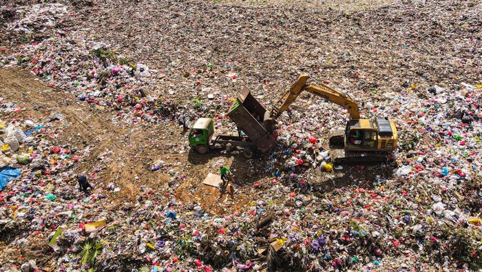 Volume Sampah Meningkat Usai Lebaran di Kendari Foto udara alat berat menurunkan tumpukan sampah dari truk di Tempat Pembuangan Akhir Sampah (TPAS) Puuwatu, Kendari, Sulawesi Tenggara, Rabu (17/4/2024). Dinas Lingkungan Hidup dan Kehutanan (DLHK) setempat mencatat peningkatan volume sampah setelah Idul Fitri mencapai 270 ton per hari dari biasanya hanya 210 ton per hari.ANTARA FOTO/Andry Denisah/YU/rwa.