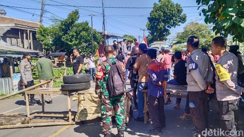 Sejumlah warga memblokir jalan di Dompu, Rabu (17/4/2024).