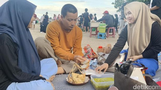 Warga Dusun Wanasari atau Kampung Jawa merayakan Lebaran Ketupat di Pantai Sanur, Denpasar, Bali pada Rabu (17/4/2024). (Ni Made Lastri Karsiani Putri-detikBali)