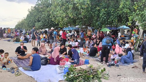 Warga Dusun Wanasari atau Kampung Jawa merayakan Lebaran Ketupat di Pantai Sanur, Denpasar, Bali pada Rabu (17/4/2024). (Ni Made Lastri Karsiani Putri-detikBali)