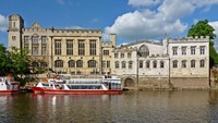 Survei dari platform perjalanan Booking.com pada tahun 2023 juga menunjukkan hal serupa. Bahkan, York dinobatkan sebagai salah satu kota paling ramah di seluruh dunia.