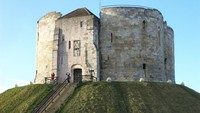 Namun, daya tarik York bukan hanya terletak di keramahan warganya. York juga adalah kota sarat sejarah dengan akar budaya Romawi, Viking, dan Saxon. Berkunjung ke kota itu, traveler akan menemui berbagai sentuhan kebudayaan Eropa pada masa lampau.