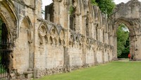 Sentuhan abad pertengahan dapat dilihat dari York Minster yang ikonik, rumah-rumah bergaya Georgia yang megah dan stasiun kereta api bergaya Victoria. Bahkan traveler dapat mempelajari tentang Viking di Jorvik Viking Centre. Traveler juga dapat menemukan sejarah ratusan tahun York di York Castle Museum.