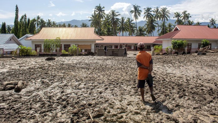 Seorang warga berdiri di lapangan desa yang tertutup material lumpur akibat banjir bandang di Desa Balongga, Kecamatan Dolo Selatan, Kabupaten Sigi, Sulawesi Tengah, Kamis (18/4/2024). Dua desa yakni Desa Balongga dan Desa Sambo di wilayah itu diterjang banjir bandang akibat intensitas hujan yang cukup tinggi di hulu sungai pada Rabu (17/4) malam dan menimbun sejumlah rumah warga, menghanyutkan ternak dan merusak ratusan hektare lahan pertanian. ANTARA FOTO/Basri Marzuki/aww.