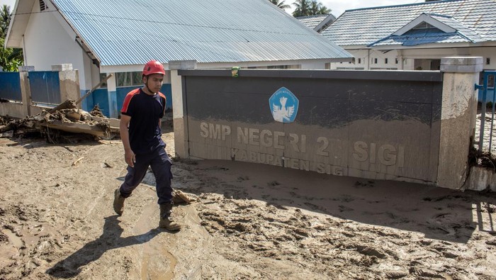 Seorang warga berdiri di lapangan desa yang tertutup material lumpur akibat banjir bandang di Desa Balongga, Kecamatan Dolo Selatan, Kabupaten Sigi, Sulawesi Tengah, Kamis (18/4/2024). Dua desa yakni Desa Balongga dan Desa Sambo di wilayah itu diterjang banjir bandang akibat intensitas hujan yang cukup tinggi di hulu sungai pada Rabu (17/4) malam dan menimbun sejumlah rumah warga, menghanyutkan ternak dan merusak ratusan hektare lahan pertanian. ANTARA FOTO/Basri Marzuki/aww.