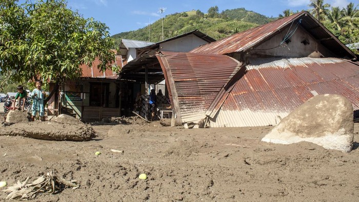 2 Desa di Sigi Sulteng Tertimbun Lumpur Akibat Banjir Bandang Seorang warga berdiri di lapangan desa yang tertutup material lumpur akibat banjir bandang di Desa Balongga, Kecamatan Dolo Selatan, Kabupaten Sigi, Sulawesi Tengah, Kamis (18/4/2024). Dua desa yakni Desa Balongga dan Desa Sambo di wilayah itu diterjang banjir bandang akibat intensitas hujan yang cukup tinggi di hulu sungai pada Rabu (17/4) malam dan menimbun sejumlah rumah warga, menghanyutkan ternak dan merusak ratusan hektare lahan pertanian. ANTARA FOTO/Basri Marzuki/aww.