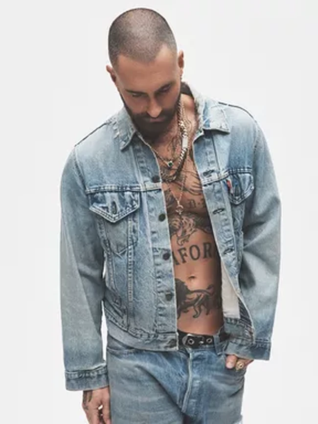 Kemesraan yang ditampilkan Adam Levine dan Behati Prinsloo ini menuai pujian fans. Pasangan yang menikah pada 2014 ini sebelumnya semoat diterpa ujian di mana Adam dituding selingkuh dengan model bernama Summer Stroh. Foto: Dok. Jacquie Aiche