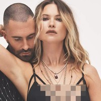 Adam Levine dan Behati Prinsloo tampil sangat mesra untuk kampanye terbaru brand perhiasan Jacquie Aiche. Foto: Dok. Jacquie Aiche
