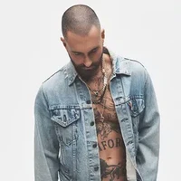 Kemesraan yang ditampilkan Adam Levine dan Behati Prinsloo ini menuai pujian fans. Pasangan yang menikah pada 2014 ini sebelumnya semoat diterpa ujian di mana Adam dituding selingkuh dengan model bernama Summer Stroh. Foto: Dok. Jacquie Aiche