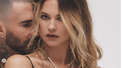 Foto Mesra Adam Levine dan Behati Prinsloo Saat Jadi Model Perhiasan