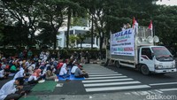 Diketahui hari, ini di lokasi yang berdekatan juga terdapat aksi dari massa yang mengusung isu tolak intervensi MK.