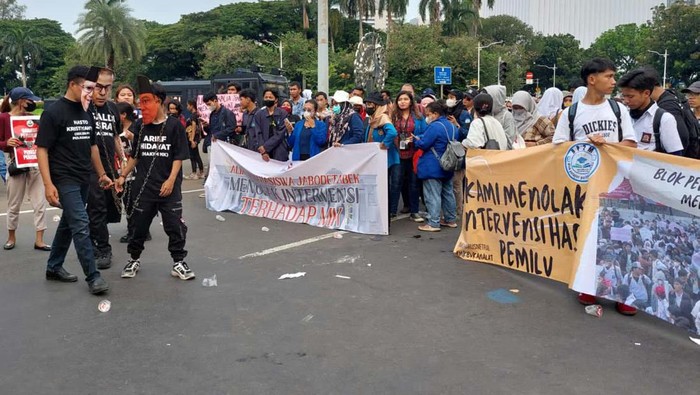 Aksi Mahasiswa Dukung Keputusan MK Aliansi Mahasiswa Jabodetabek gelar demo di Patung Kuda, Jakarta. Mereka mendukung MK membacakan putusan sengketa Pilpres tanpa intervensi.