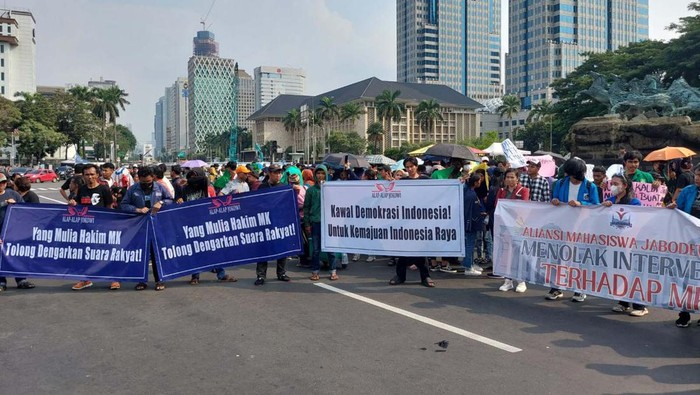 Aliansi Mahasiswa Jabodetabek gelar demo di Patung Kuda, Jakarta. Mereka mendukung MK membacakan putusan sengketa Pilpres tanpa intervensi.