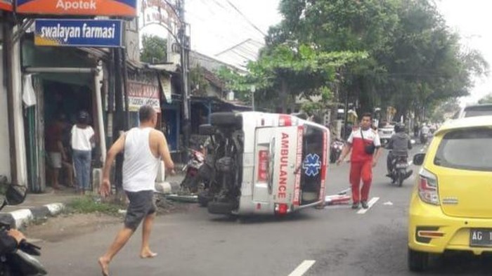 ambulans terguling di Tulungagung