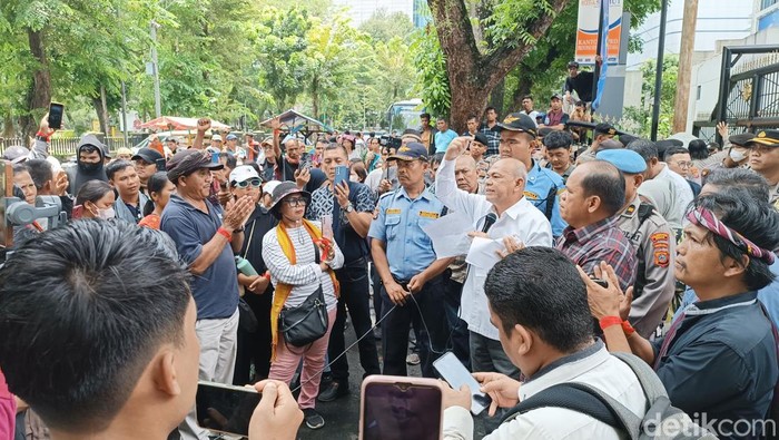 Anggota DPRD Sumut, Yahdi Khoir Harahap saat menjumpai massa aksi dari Aliansi Gerakan Rakyat Tutup TPL di Kantor DPRD Sumut. (Goklas Wisely/detikSumut)