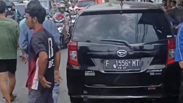 Angkot terguling usai ditabrak dari samping kanan belakang oleh minibus di Bogor, Jabar, Kamis (18/4/2024).