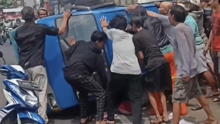Viral Angkot Terguling Usai Ditabrak Minibus di Bogor, Sopir-Penumpang Luka