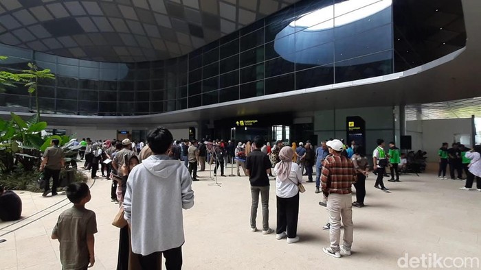 Antusias penumpang menyambut penerbangan perdana di Bandara Dhoho Kediri