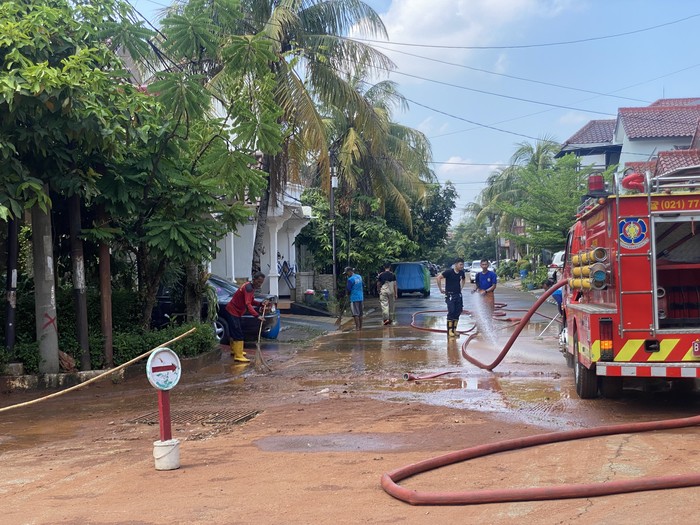 Area perumahan di Depok, Jawa Barat, tertutup lumpur usai kebanjiran semalam (Devi/detikcom)