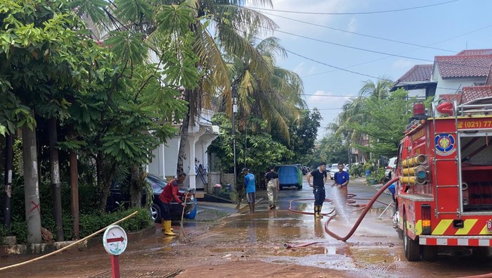 Perumahan di Depok Sempat Banjir Usai Turap Kali Jebol, Kini Dipenuhi Lumpur