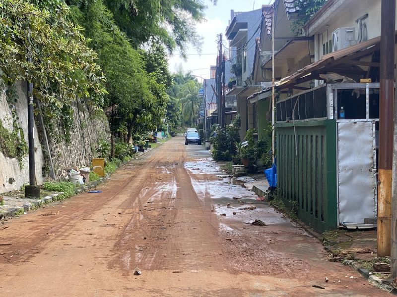 Area perumahan di Depok, Jawa Barat, tertutup lumpur usai kebanjiran semalam (Devi/detikcom)