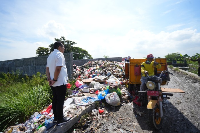 Atasi Sampah TPS Benteng Pancasila, Pemkot Mojokerto Turunkan 4 Alat Berat