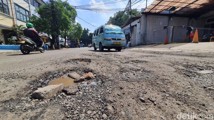 Awas! Jalan Asem Baris Raya Tebet Rusak