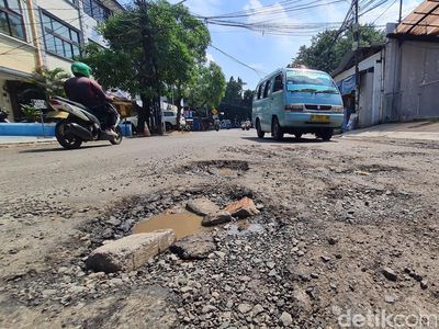 Awas! Jalan Asem Baris Raya Tebet Rusak