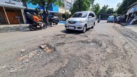 Di lokasi jalan rusak tersebut sering terjadi kecelakaan, yakni pengendara motor jatuh akibat jalan rusak.  