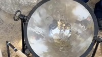 Ada juga obor, sebagai simbol dari tiang bangunan Yunani kuno, yang akan menangkap api yang telah menyala dari cermin parabola. (dok. IG @olympics)
