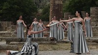 Ritual Penyalaan Api Olimpiade ini dimulai dari Altar Hera, di depan kuil dewi Heraion, yang berseberangan dengan Kuil Zeus, di situs arkeologi Olympia. Socrates Baltagiannis/picture alliance via Getty Images.