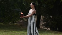 Saat api menyala, pendeta wanita tertinggi menyalakan api dalam pot keramik kecil dan menuju ke Stadion Panathinaiko dengan semua pendeta dalam prosesi. Milos Bicanski/Getty Images.