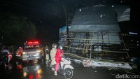 Diketahui baliho besar tersebut roboh pada sore hari akibat angin kencang.