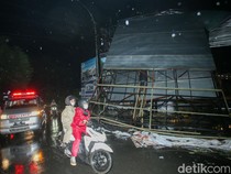 Angin Kencang di Sawangan Depok Bikin Baliho Roboh