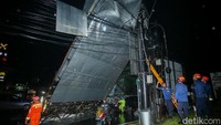 Evakuasi membutuhkan waktu karena baliho yang robih berada di dekat beberapa tiang dan kabel listrik.