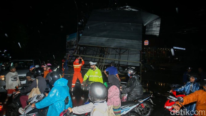 Baliho Raksasa di Sawangan Depok Roboh