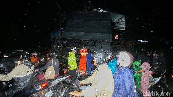 Baliho Raksasa di Sawangan Depok Roboh Baliho Raksasa di Sawangan Depok Roboh