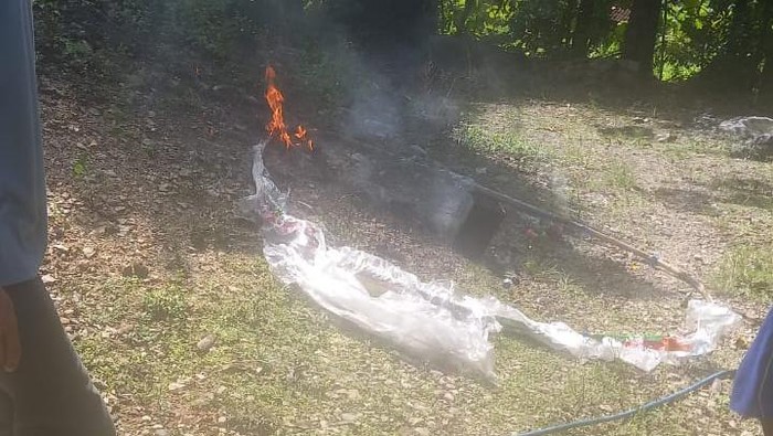 Balon udara yang jatuh di Dusun Jatinom, Desa Gedong Kecamatan Ngadirojo, Wonogiri, Rabu (17/4/2024).