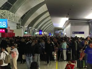 Sepasang Turis Terjebak di Bandara Dubai Saat Pernikahan Emas
