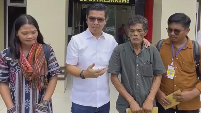 Bane Raja Manalu saat menjemput Sorbatua Siallagan ke Polda Sumut. (Foto: Bane Manalu/Instagram)