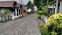 Dilaporkan juga adanya ya hujan batu kerikil yang terjadi di Pulau Tanggulandang yang merusak atap rumah warga hingga hujan pasir yang melanda bagian barat Pulau Tanggulandang. ANTARA FOTO/HO Basarnas