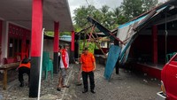 Sejumlah personel Basarnas (Badan SAR Nasional) berada di lokasi bangunan terdampak erupsi gunung Ruang di Kabupaten Kepulauan Sitaro (Siau, Tagulandang, Biaro), Sulawesi Utara, Kamis (18/4/2024).