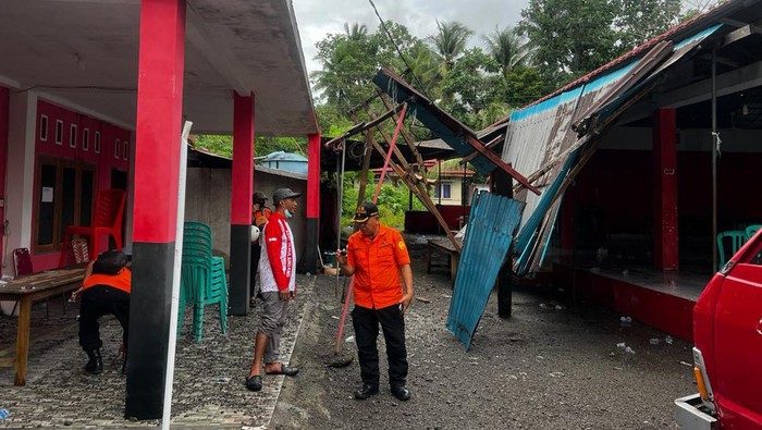 Sejumlah personel Basarnas (Badan SAR Nasional) berada di lokasi bangunan terdampak erupsi gunung Ruang di Kabupaten Kepulauan Sitaro (Siau, Tagulandang, Biaro), Sulawesi Utara, Kamis (18/4/2024). Proses evakuasi  masih terus berlangsung sejak Selasa (17/4) malam hingga Rabu dengan jumlah diperkirakan sebanyak 800-an jiwa, yang mengevakuasi diri secara mandiri maupun diangkut menggunakan kapal Kantor SAR Manado. ANTARA  FOTO/HO-Basarnas/adw/aww.