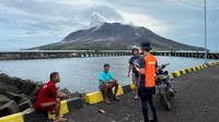 Setelah berstatus awas, PVMBG mengeluarkan rekomendasi kembali yakni jarak aman sejauh 6 kilometer sehingga sebagian kecil dari Pulau Tanggulandang di area barat itu harus diungsikan karena ancaman tsunami tersebut. ANTARA FOTO/HO Basarnas