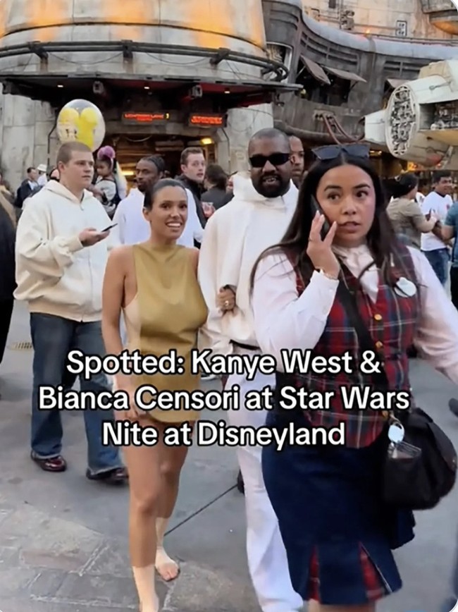 Demi tampil sesuai keinginan sang suami, Bianca tampak merelakan kenyamanannya. Saat pergi ke Disneyland, ia terlihat memakai dress pendek dan sepatu seperti ‘nyeker’.Foto: Dok. Twitter