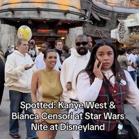 Demi tampil sesuai keinginan sang suami, Bianca tampak merelakan kenyamanannya. Saat pergi ke Disneyland, ia terlihat memakai dress pendek dan sepatu seperti ‘nyeker’.Foto: Dok. Twitter