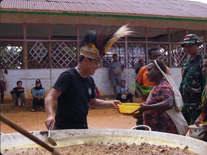 Bobon Santoso ceritakan pengalamannya membuat konten makan gratis di Papua.